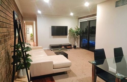 Cherrybrook House | KozyGuru | Cherrybrook Tranquil Retreat 2BR +Pool