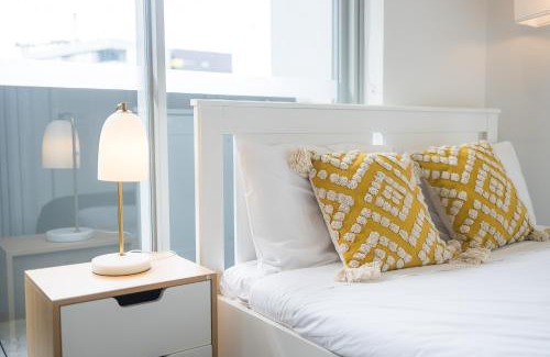 Mascot Apartment | KozyGuru | Mascot | 2 Bed APT + Free Parking