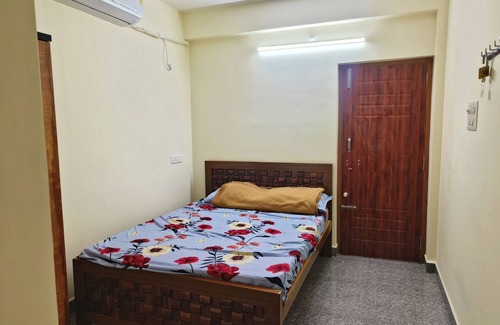 Tiruvannamalai Cabin | Ks rooms near by temple and giripradashan road car parking available