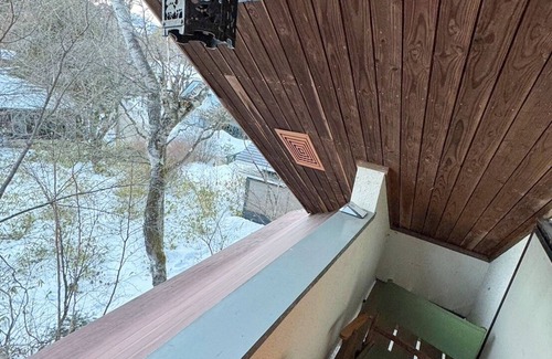 Handeki Onsen House | Kusatsu Onsen hot spring bath with free-flowing hot-spring water! 5 minutes by car to Yubatake! Stay in the spacious living room! Indoor barbecue available! All the movies you can watch on TV! High-speed Wi-Fi available! Large number of people possible