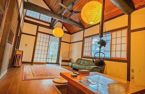 Handeki Onsen House | Kusatsu Onsen hot spring bath with free-flowing hot-spring water! 5 minutes by car to Yubatake! Stay in the spacious living room! Indoor barbecue available! All the movies you can watch on TV! High-speed Wi-Fi available! Large number of people possible