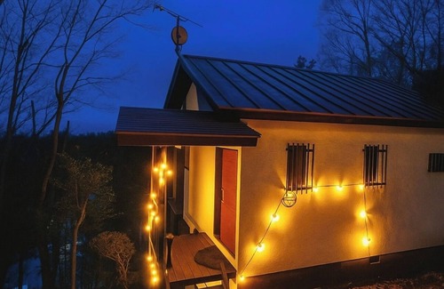 Kusatsu Onsen House | Kusatsu Onsen hot spring bath with free-flowing hot-spring water! 5 minutes by car to Yubatake! Projector for unlimited movie watching! Indoor barbecue available! A rental villa overlooking the great outdoors where you can relax while watching a real fire