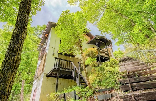 Kusatsu Onsen House | Kusatsu Onsen hot spring bath with free-flowing hot-spring water! 5 minutes by car to Yubatake! Projector for unlimited movie watching! Indoor barbecue available! A rental villa overlooking the great outdoors where you can relax while watching a real fire