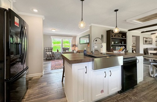 New Concord House | KY Lakeshore Retreat -Waterfront Views, Dock, Deck, Large Parking -NEW 2024