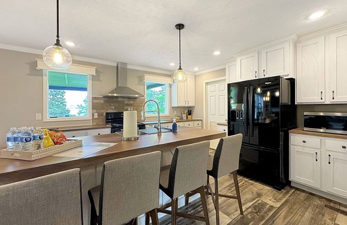 New Concord House | KY Lakeshore Retreat -Waterfront Views, Dock, Deck, Large Parking -NEW 2024