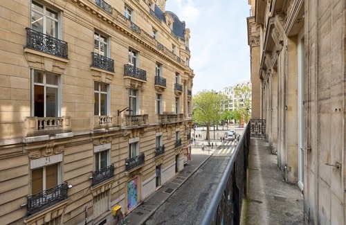 Faubourg-du-Roule Apartment | L'Élégance Parisienne au Cœur des Champs-Élysées