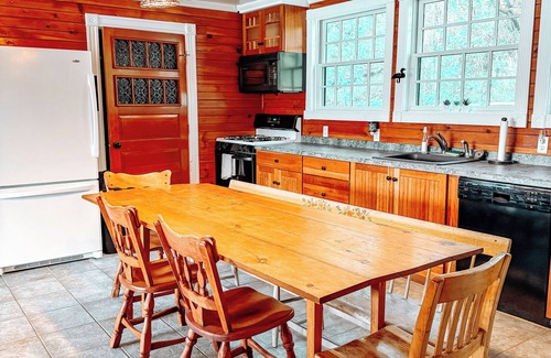 Pine River Pond House | ☀️L A K A T I O N⚓️WATERFRONT- TRAILS- KAYAKS-PADDLEBOARDS-DOCK-🐟LAKES REGION NH ⛰️