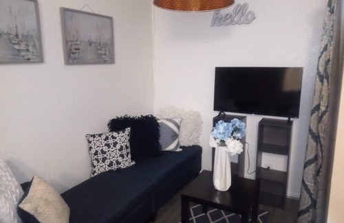Hawthorne Apartment | L.A.X - Sofi Stadium - Beaches - Restaurants - aka "BLU" is Affordable Place
