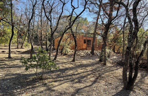 Uchaux Cottage | L'échapée belle is a wood-frame cottage in the heart of the forest.