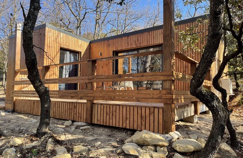 Uchaux Cottage | L'échapée belle is a wood-frame cottage in the heart of the forest.