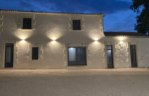 Verac Villa | L'Eperonnette among the vineyard with outdoor pool near St. Emilion and Bordeaux