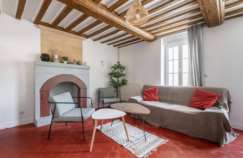 Luc-sur-Mer House | L'escalier rouge ☀ Maison rénovée avec cour