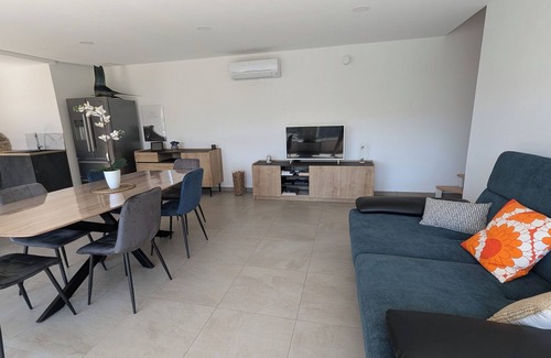 Ensues-la-Redonne Villa | L'Escapade beautiful 90m2 villa renovated in 2024, air-conditioned, waterfront.