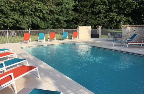 Sauze-Vaussais Cottage | L'Hirondelle: a pretty gite with pool and lovely gardens