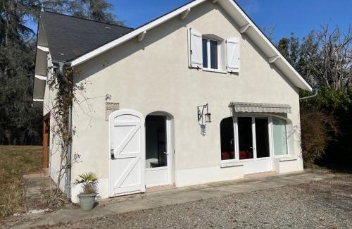 Gan House | L'orée des roses, hébergement de vacances avec jardin et piscine