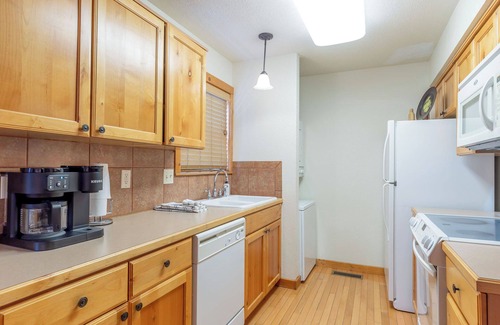 Reeds Spring Cabin | L068A, 1-Br Lakefront Cabin, Stay 3+ Nts in September, Save 15% SEE DESC. BELOW