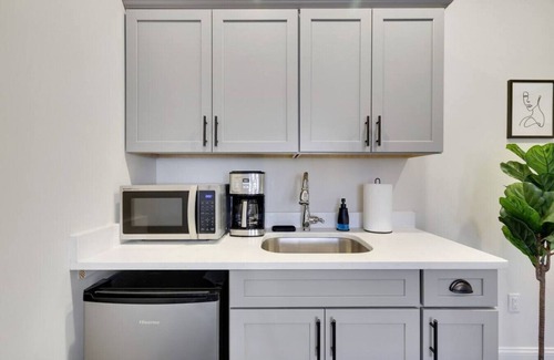 East Stroudsburg Apartment | L302 · The Lack - Queen Suite - B02
