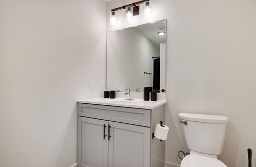 East Stroudsburg Apartment | L302 · The Lack - Queen Suite - B02