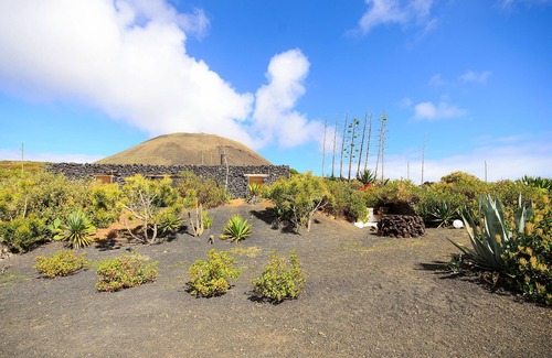 Haria Villa | La Bodega – On a Volcano with Piano, Sea Views, Private Terrace and Wi-Fi