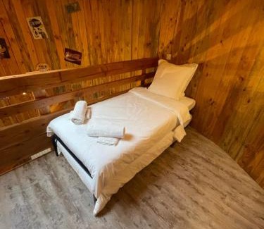 Les Landes-Genusson House | La Cabane Tonneau - Les Pieds dans le Pré