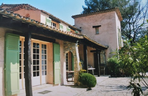 Chateauneuf-Grasse Villa | La Campanette, surrounded by nature with its magnificent 4 x 15 m swimming pool.