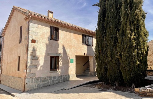 Madarcos House | La Casa de la Maestra 1 is a charming house, typical of a town, with a warm and welcoming decoration.