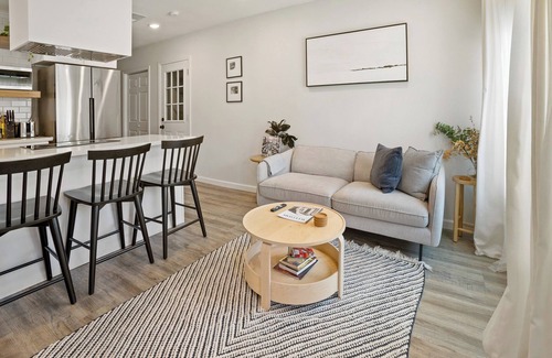 Greater East End House | La Casita Blanca - Cozy Modern & Close to Downtown