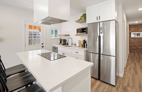 Greater East End House | La Casita Blanca - Cozy Modern & Close to Downtown