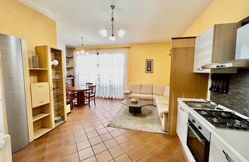 Carlazzo Apartment | La Dimora del Tasso - Vista Montagne con Giardino e Posto Auto Privato