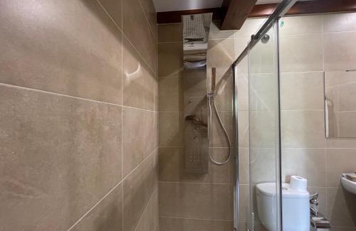 Buron Apartment | La Era de Lario habitación con Jacuzzi