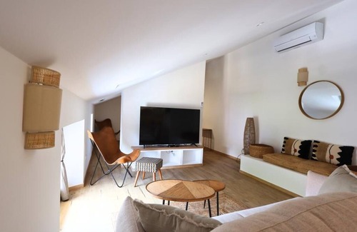 Camaret-sur-Aigues Apartment | La Grande Échappée Bohème - Large Loft Studio