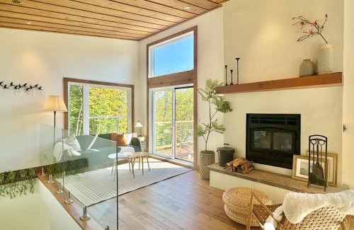 Amherst Ski Chalet | La Libellule- The Zen Lake House in Tremblant