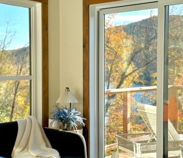 Amherst Ski Chalet | La Libellule- The Zen Lake House in Tremblant