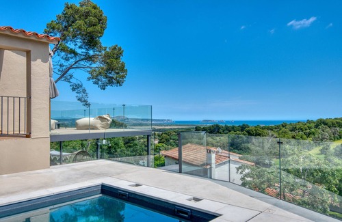 Pals Ski Chalet | LA MAISON DES VACANCES: Beautiful house with private pool and sea views in Pals