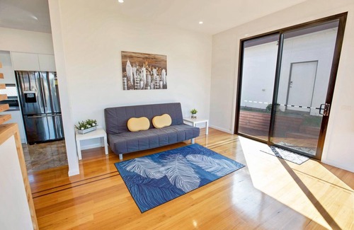 Kalimna House | La Maison Elegante - Located just a short drive from the ocean