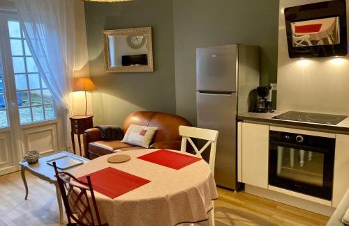 Montargis Apartment | La maison Virginie 1 à 2 pers charmant central-parking gratuit- linge- fibre- proximité port lac canal piscine