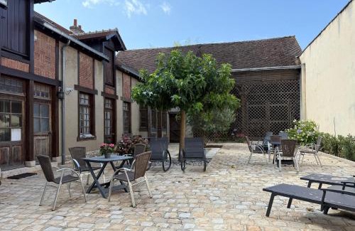 Montargis Apartment | La maison Virginie 1 à 2 pers charmant central-parking gratuit- linge- fibre- proximité port lac canal piscine