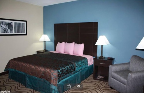 Freer Hotel | La Plaza Inn & Suites