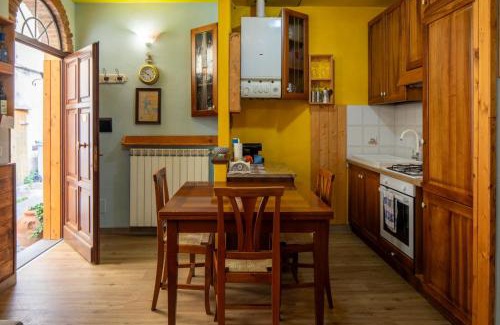 Foiano della Chiana Apartment | la porta di destra