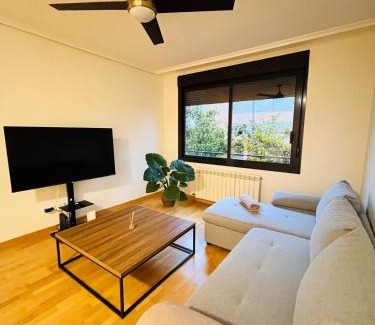 Logrono Apartment | La Puerta de Logroño, con piscina y garaje!