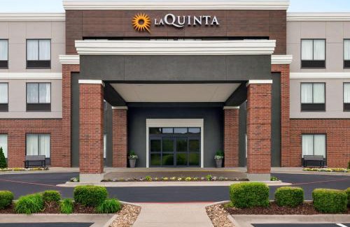 Springfield Hotel | La Quinta by Wyndham Springfield Airport Plaza