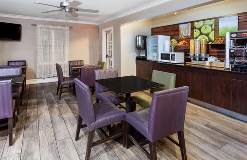Western Division Hotel | La Quinta Inn by Wyndham Laredo I-35