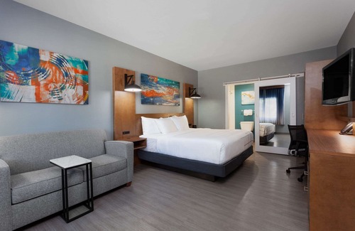 Truckland Hotel | La Quinta Inn & Suites by Wyndham Ft. Myers-Sanibel Gateway