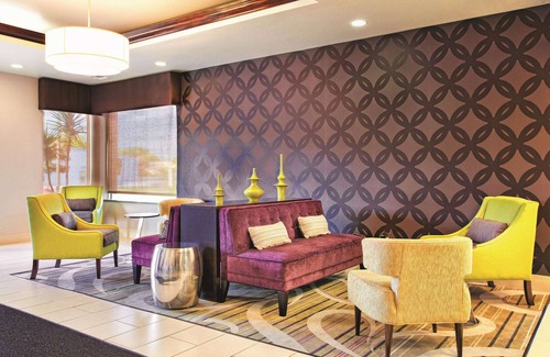 Sun Bay South Hotel | La Quinta Inn & Suites by Wyndham Tampa Bay Area-Tampa South