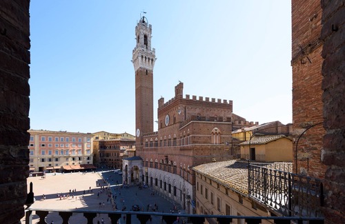 Siena Historical Center House | La Terrazza Sul Campo Rooming House