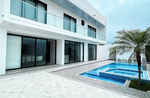 Punta Blanca House | La Vie Es Belle Beach House