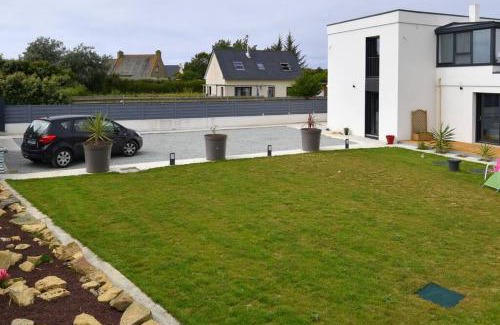 Cleder Villa | La villa des amiets, piscine chauffée et à 500 m de la plage