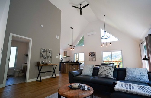 Coaticook Ski Chalet | La Villa Foresta Minimalist Scandinavian Chalet with amazing mountain views