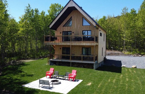 Coaticook Ski Chalet | La Villa Foresta Minimalist Scandinavian Chalet with amazing mountain views