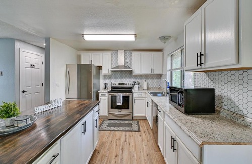 Lacey House | Lacey Home with Backyard - Family and Pet Friendly!
